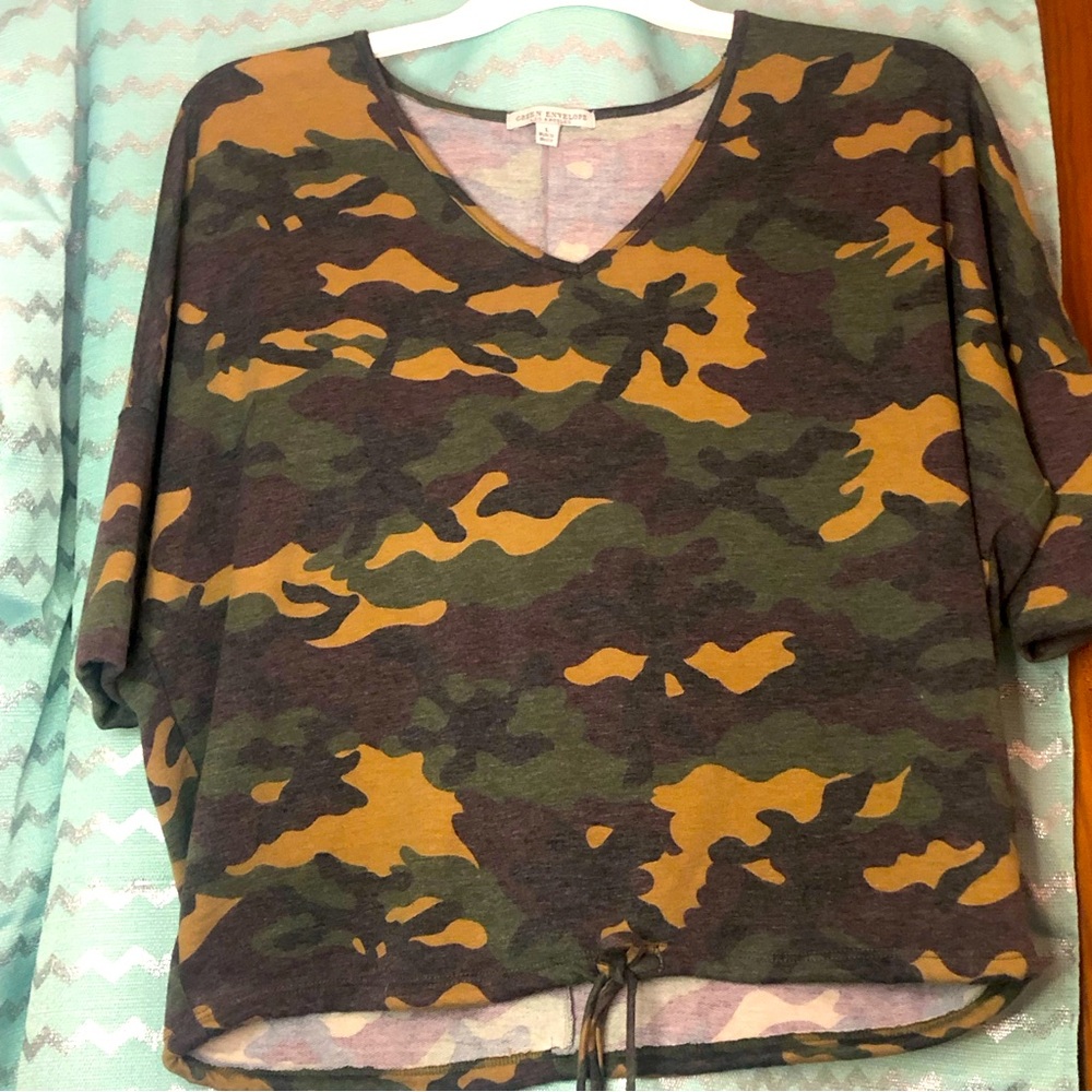 Camouflage quarter sleeve top w drawstring at waist